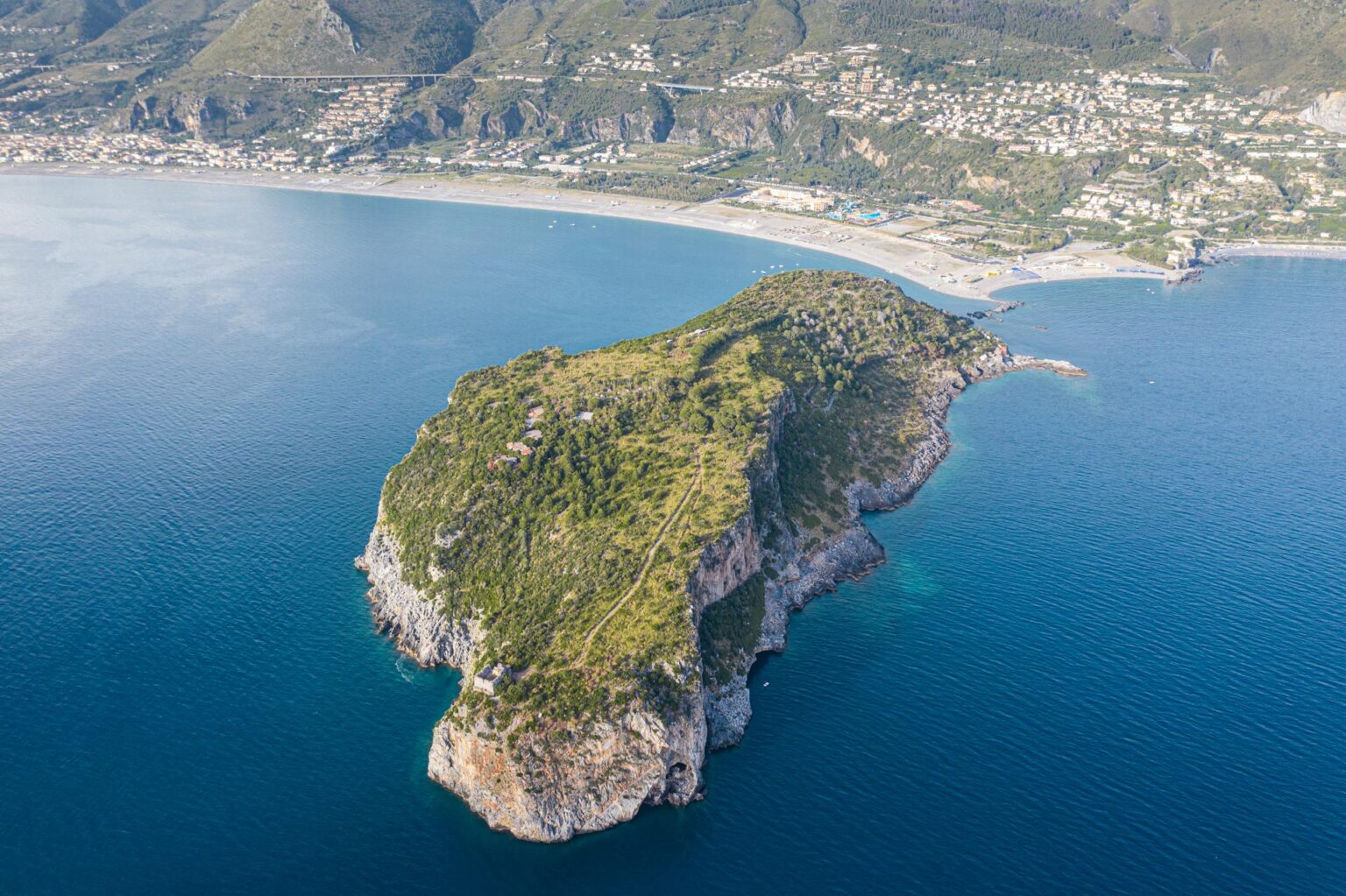 Isola-di-Dino-Praia-a-Mare-esplorazione-tra-grotte-marine-Airone-Residence-Zambrone-Vicino-a-Tropea.-Vacanze-estive-e-immersioni-in-Calabria