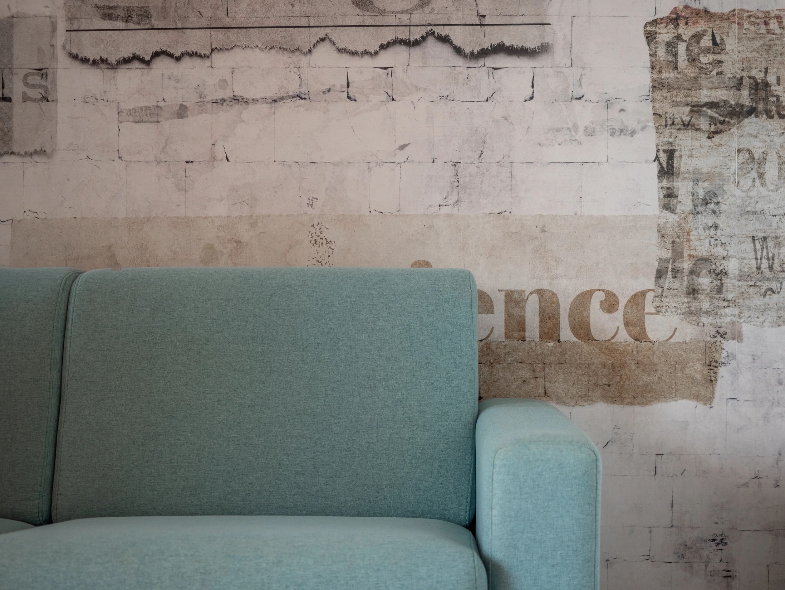 Moderno divano color turchese nell'angolo relax di un appartamento vacanze presso l'Airone Residence Zambrone.