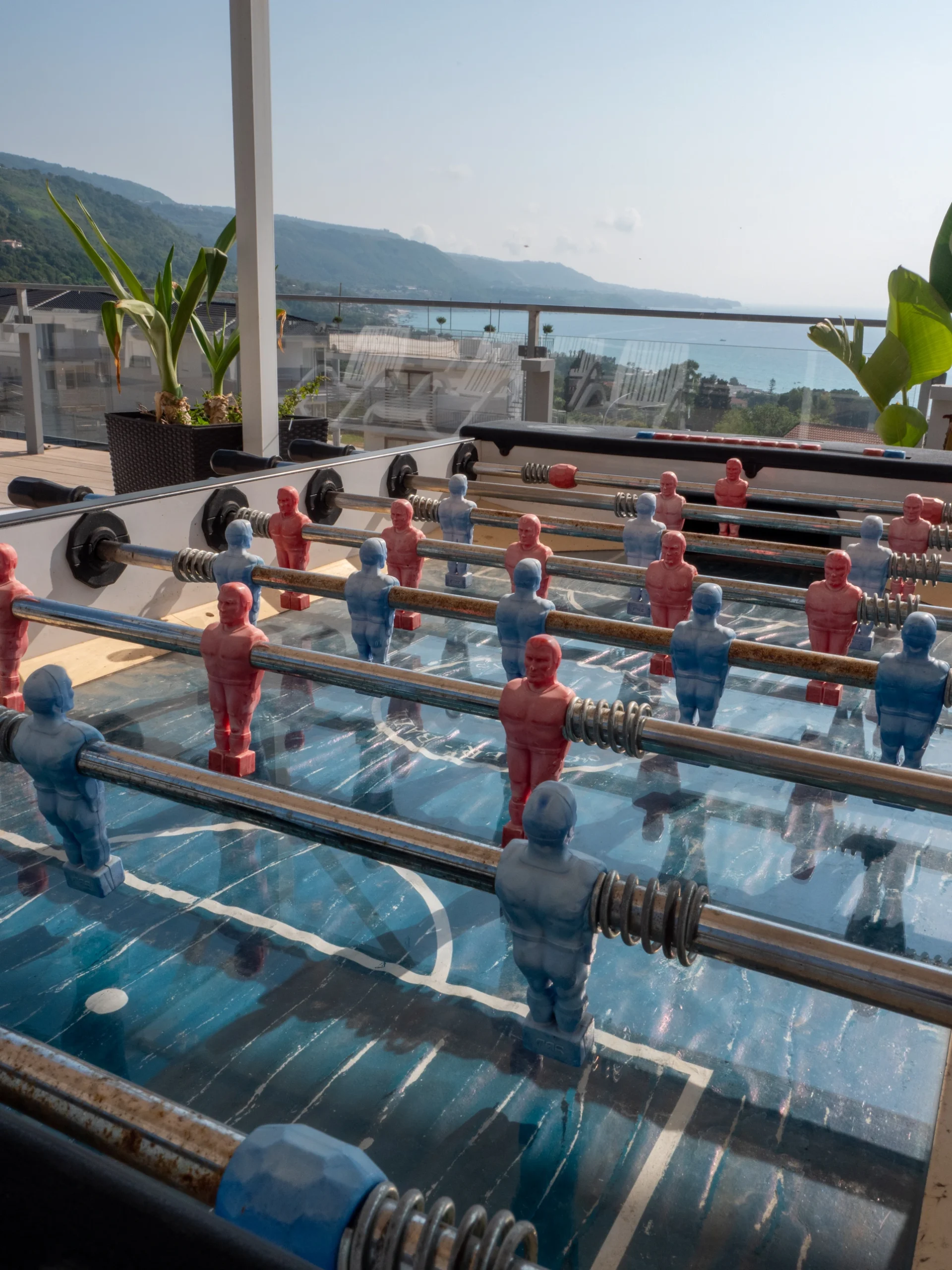 Tavolo da calcio balilla (bigliardino) all'aperto sulla terrazza panoramica vista mare dell'Airone Residence Zambrone.