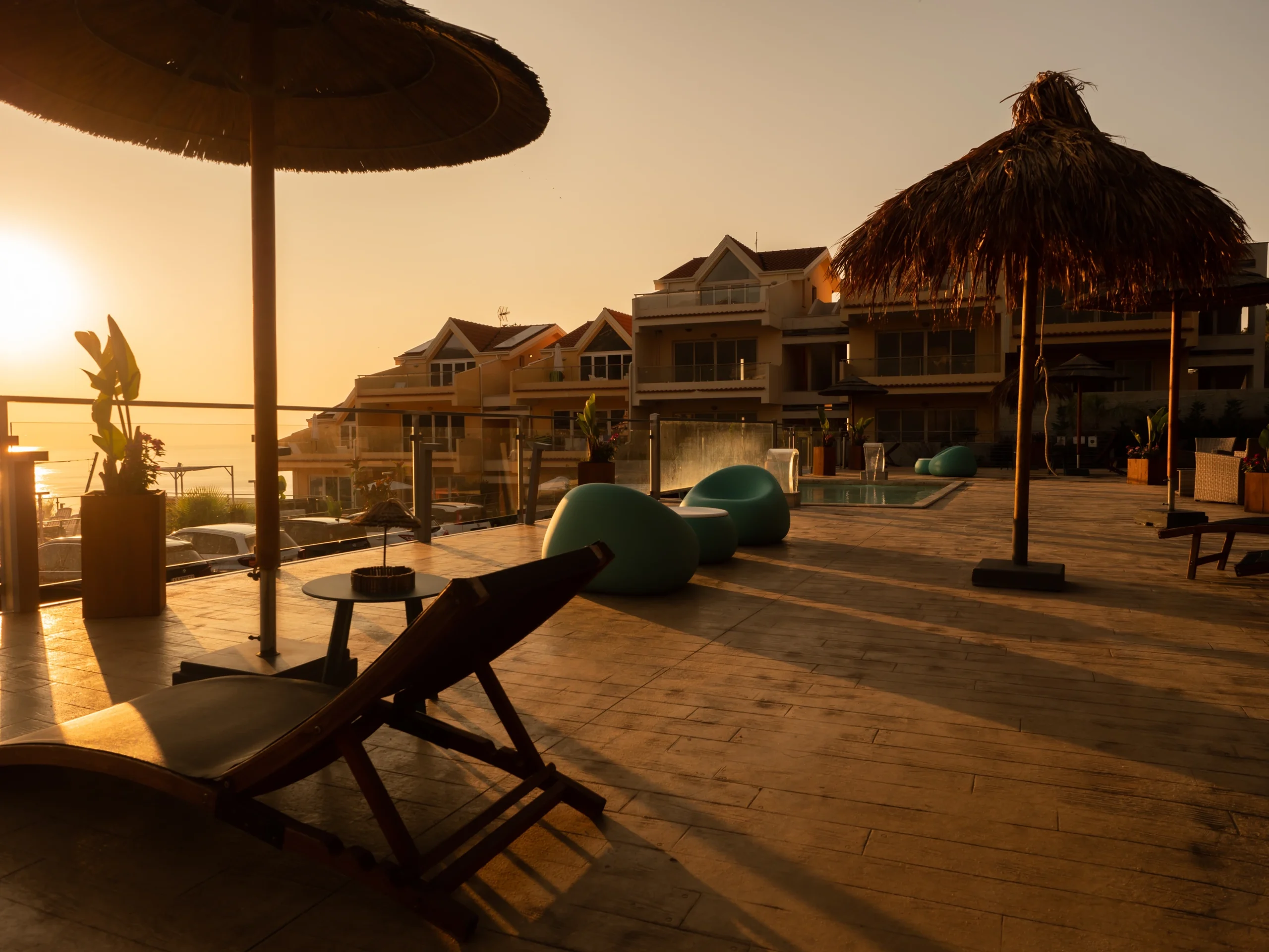 Suggestivo tramonto sul mare della Costa degli Dei visto dalla grande terrazza solarium dell'Airone Residence Zambrone.