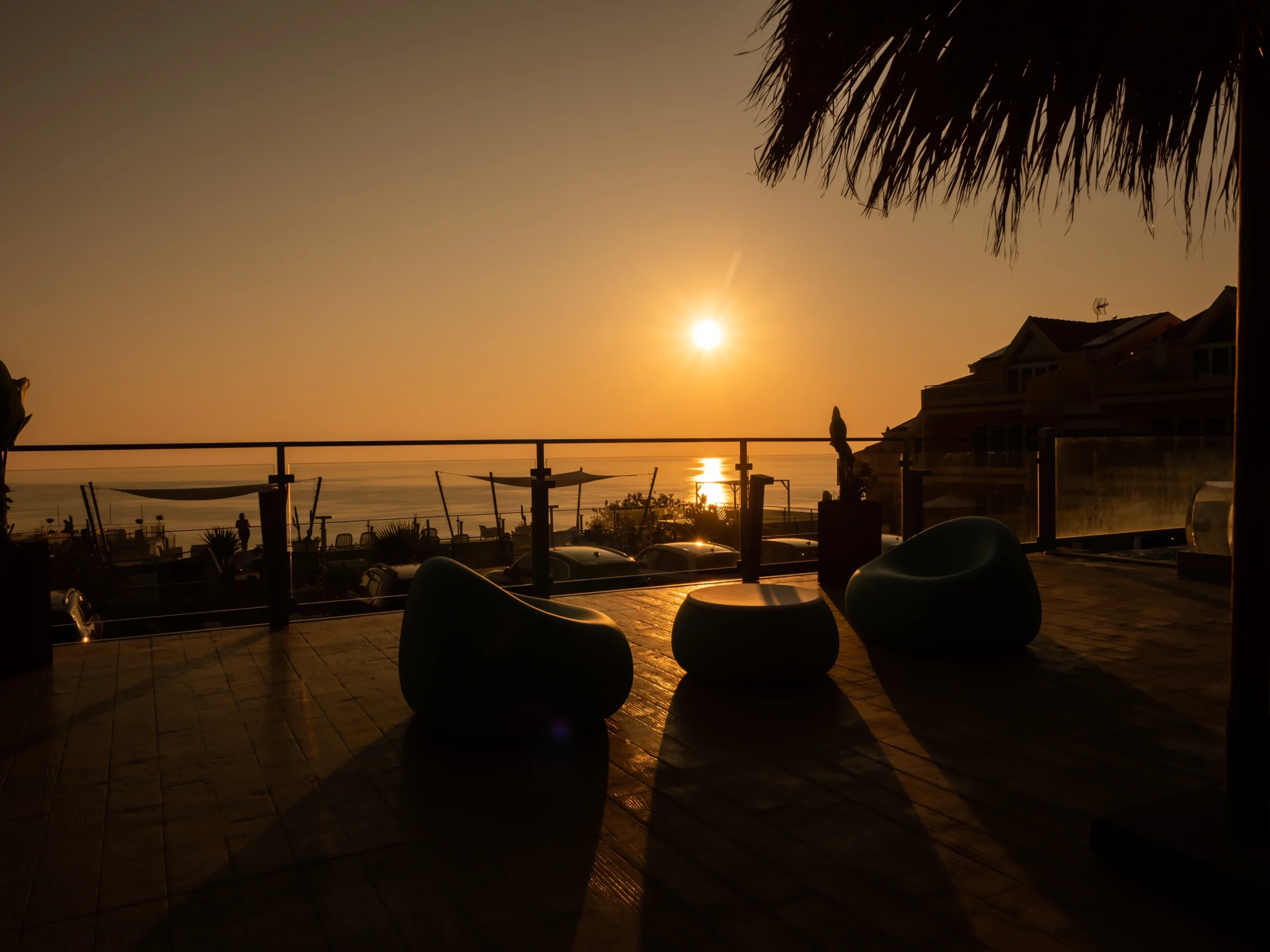 Spettacolare tramonto sul mare visto dalla terrazza panoramica del lounge bar dell'Airone Residence Zambrone in Calabria.