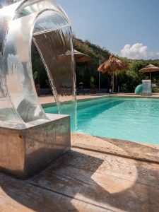 Piscina dell’Airone Residence Zambrone con ombrelloni, lettini comfort e area relax dedicata a tutti gli ospiti.